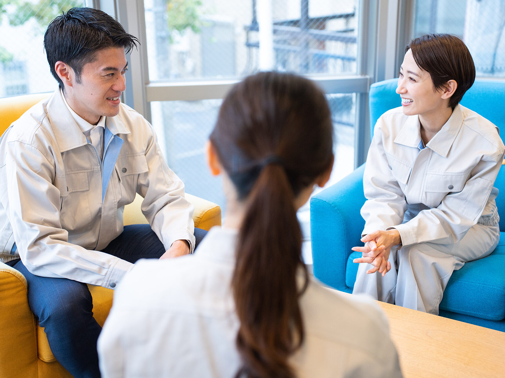 話をする作業着を着た日本人女性