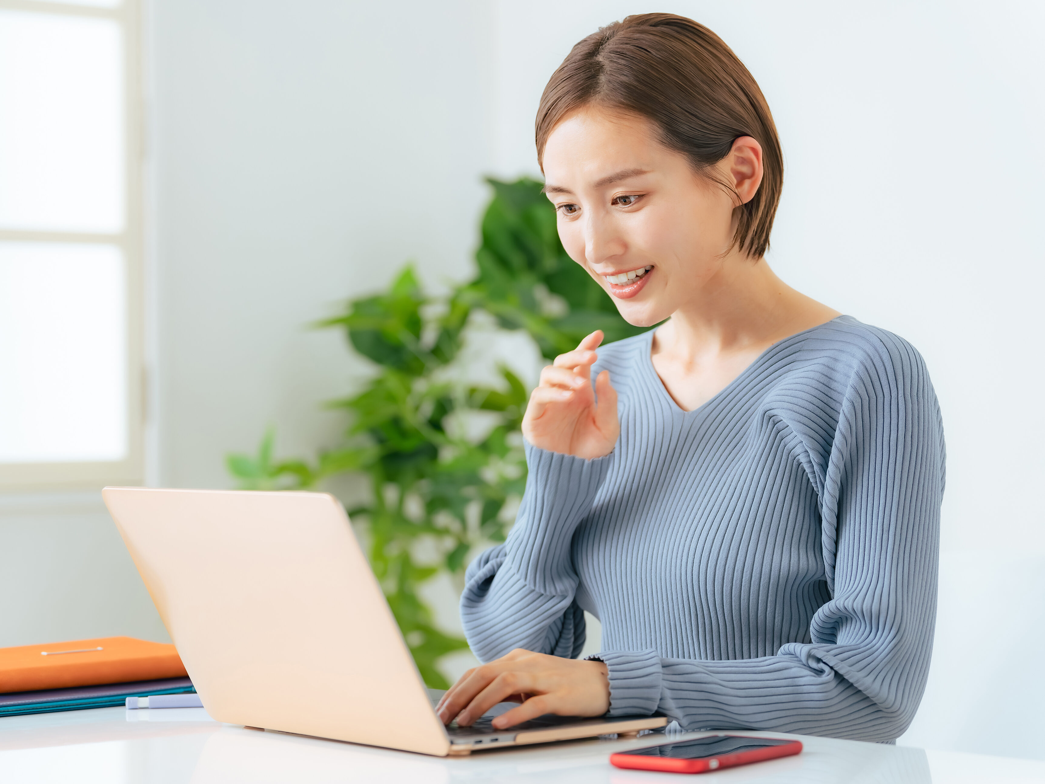 ノートパソコンで作業する女性